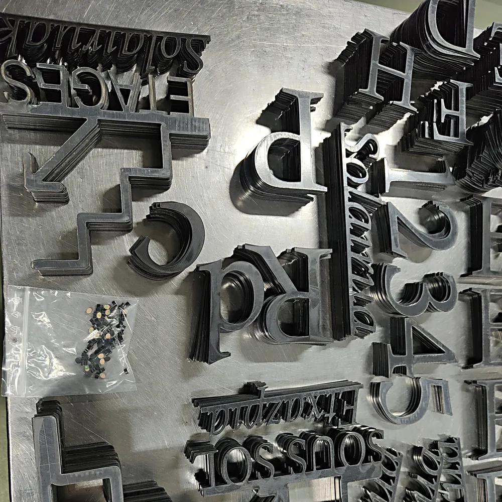 Découpe de lettres plexi